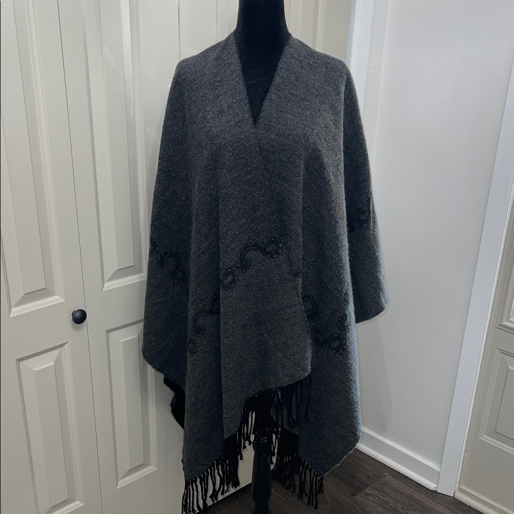 Women’s Reversible Black and Gray Fringe Poncho / Shawl Wrap - Picture 7 of 7